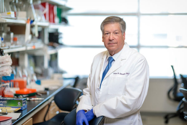 Dr. Robert Schreiber receives scientific innovator award